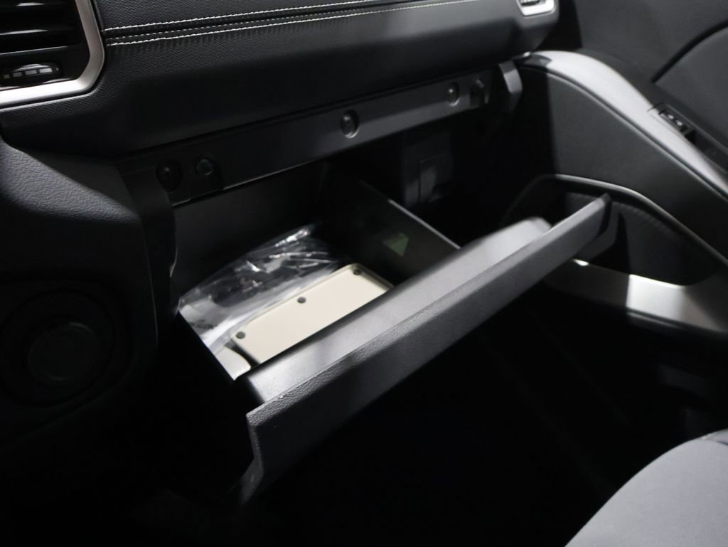 Used 2024 Nissan Frontier SV image 30