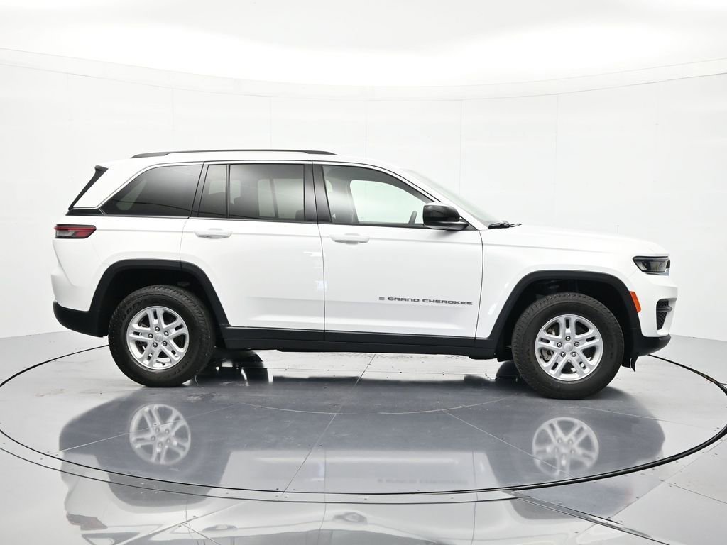 Used 2023 Jeep Grand Cherokee Laredo RWD image 4