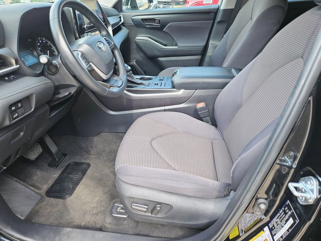Used 2024 Toyota Highlander LE image 11
