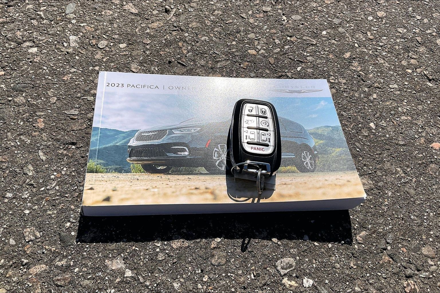 Used 2023 Chrysler Pacifica Touring-L image 10