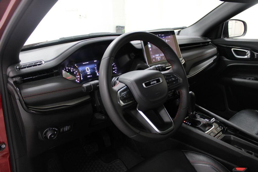 Used 2025 Jeep Compass Trailhawk AWD/4WD image 18