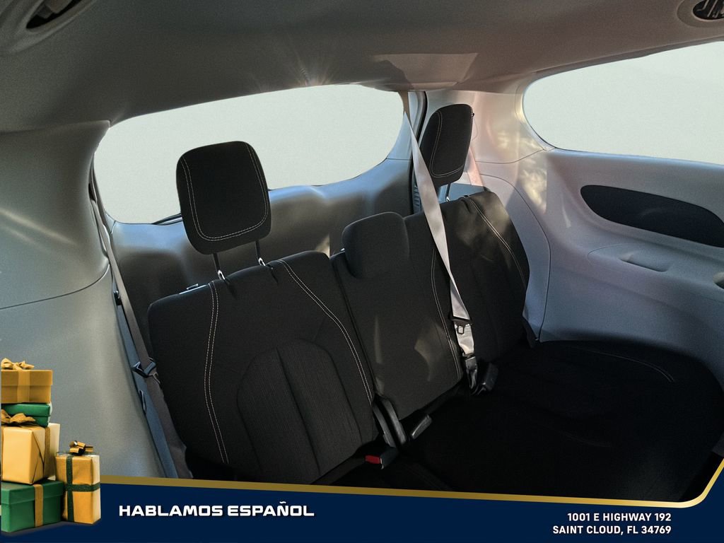 Used 2022 Chrysler Voyager LX image 32