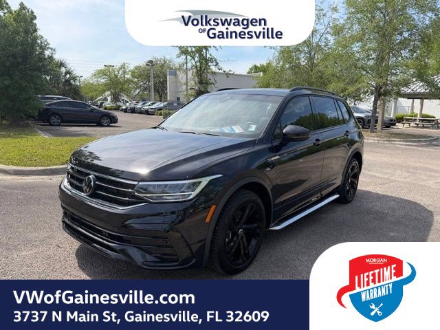 Certified 2024 Volkswagen Tiguan SE R-Line image 3