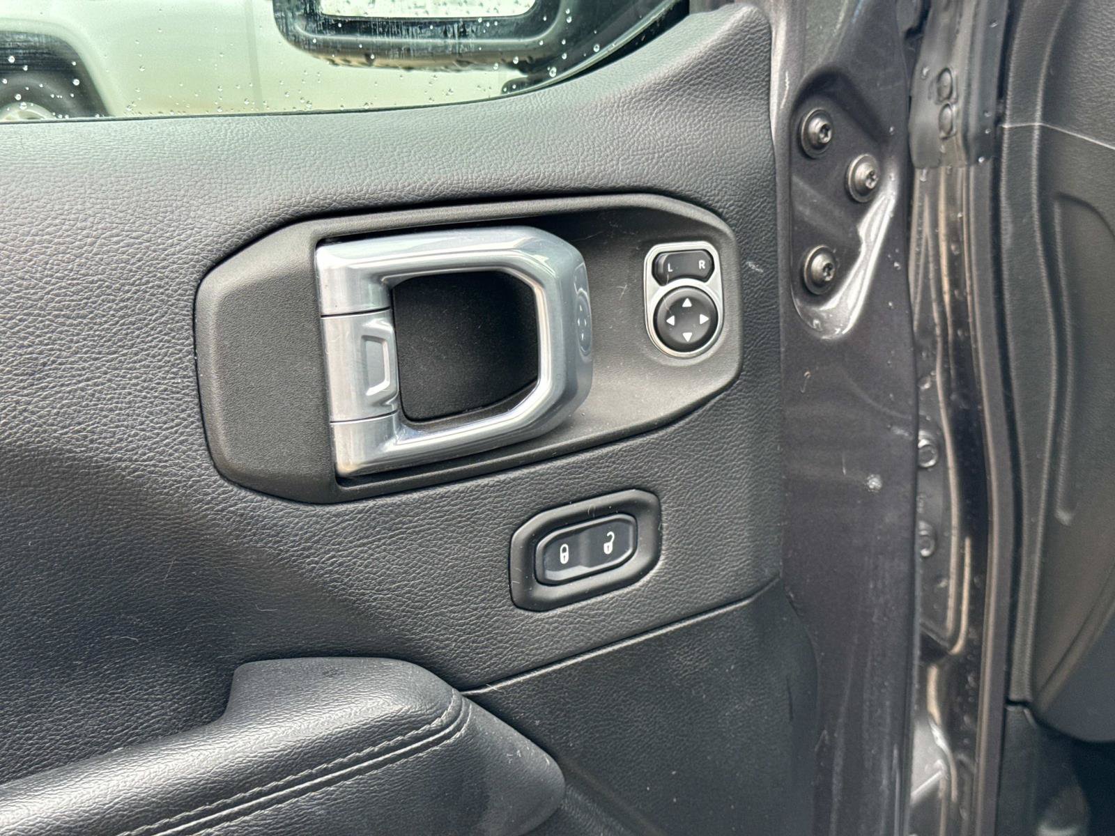 Used 2022 Jeep Wrangler Unlimited Sahara AWD/4WD image 18