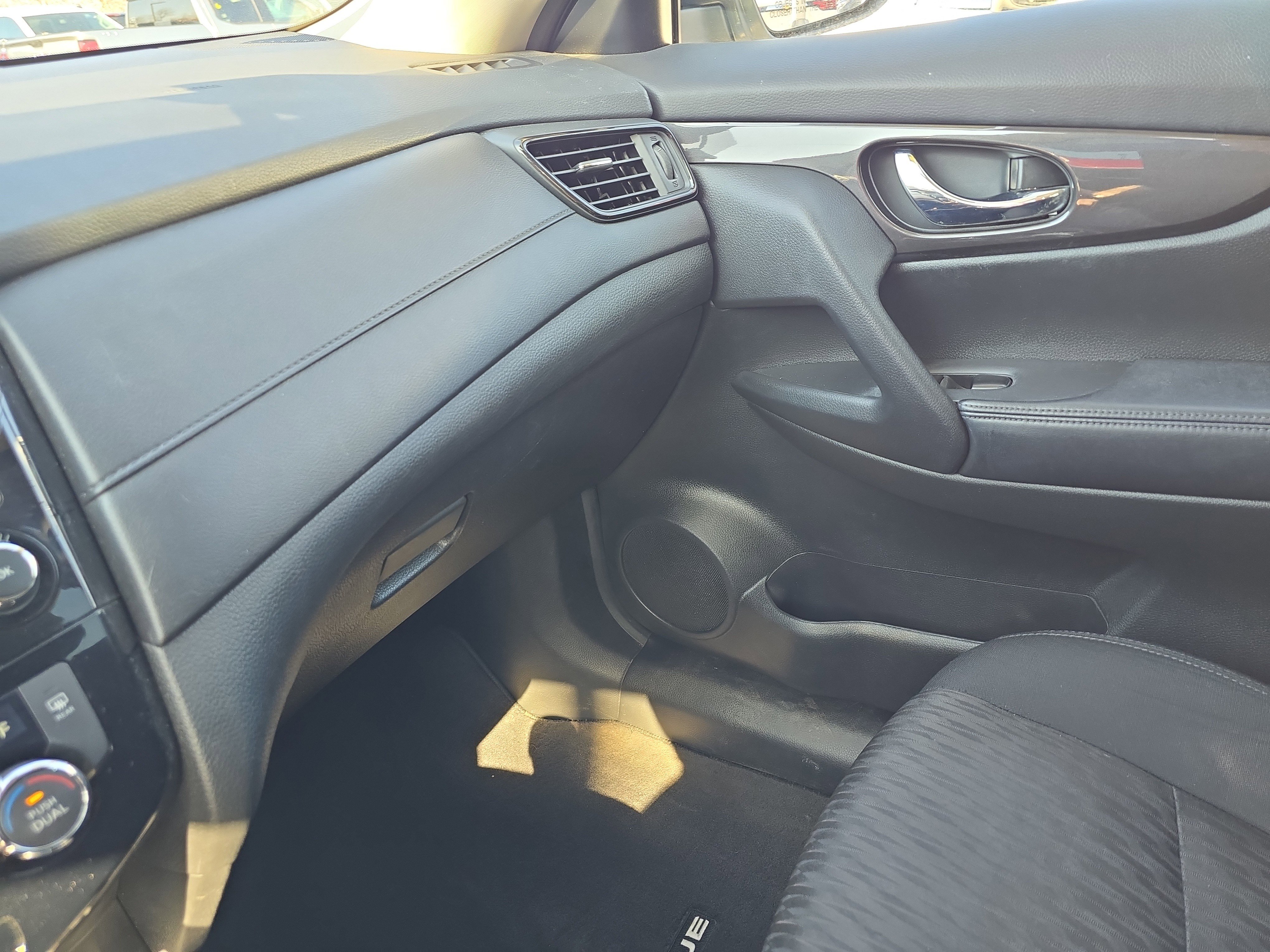 Used 2020 Nissan Rogue SV image 31