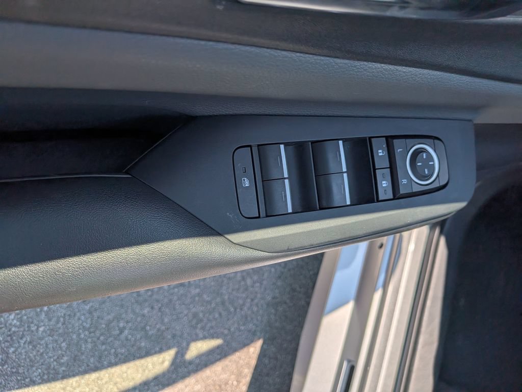 Used 2023 Toyota Prius XLE FWD image 10