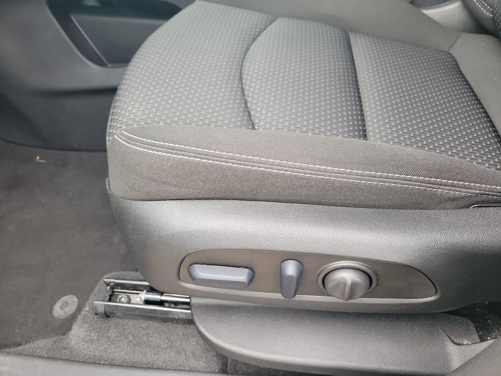 Used 2023 GMC Terrain SLE w/ Driver Convenience Package image 17