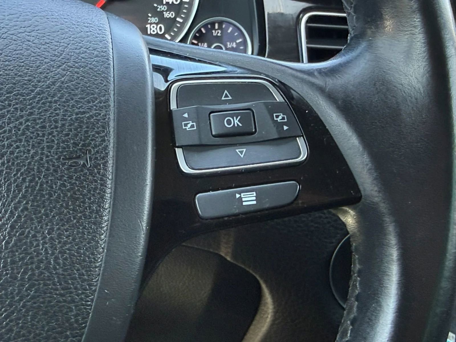 Used 2012 Volkswagen Touareg Sport image 28