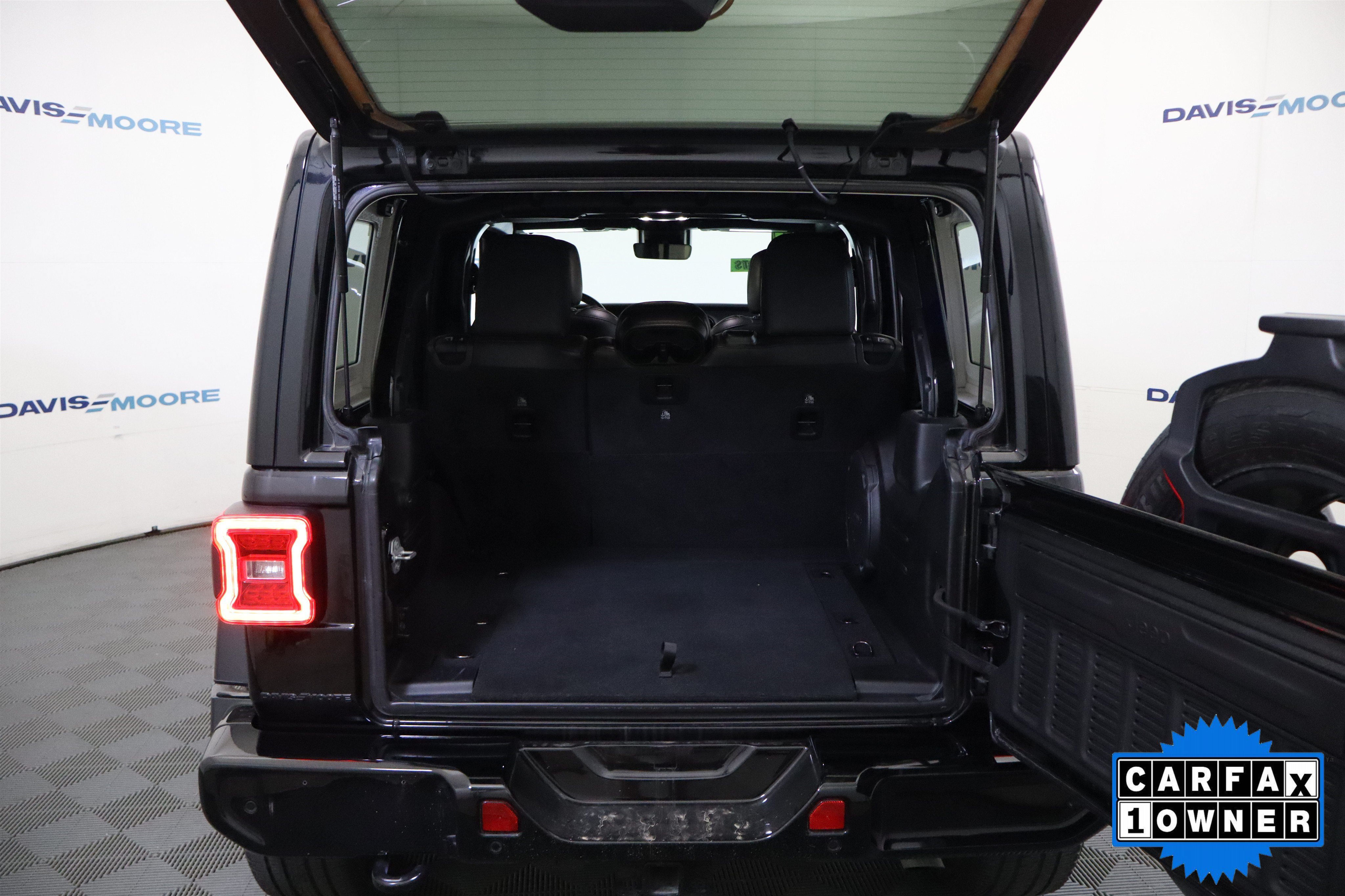 Used 2022 Jeep Wrangler Unlimited Sahara AWD/4WD image 9
