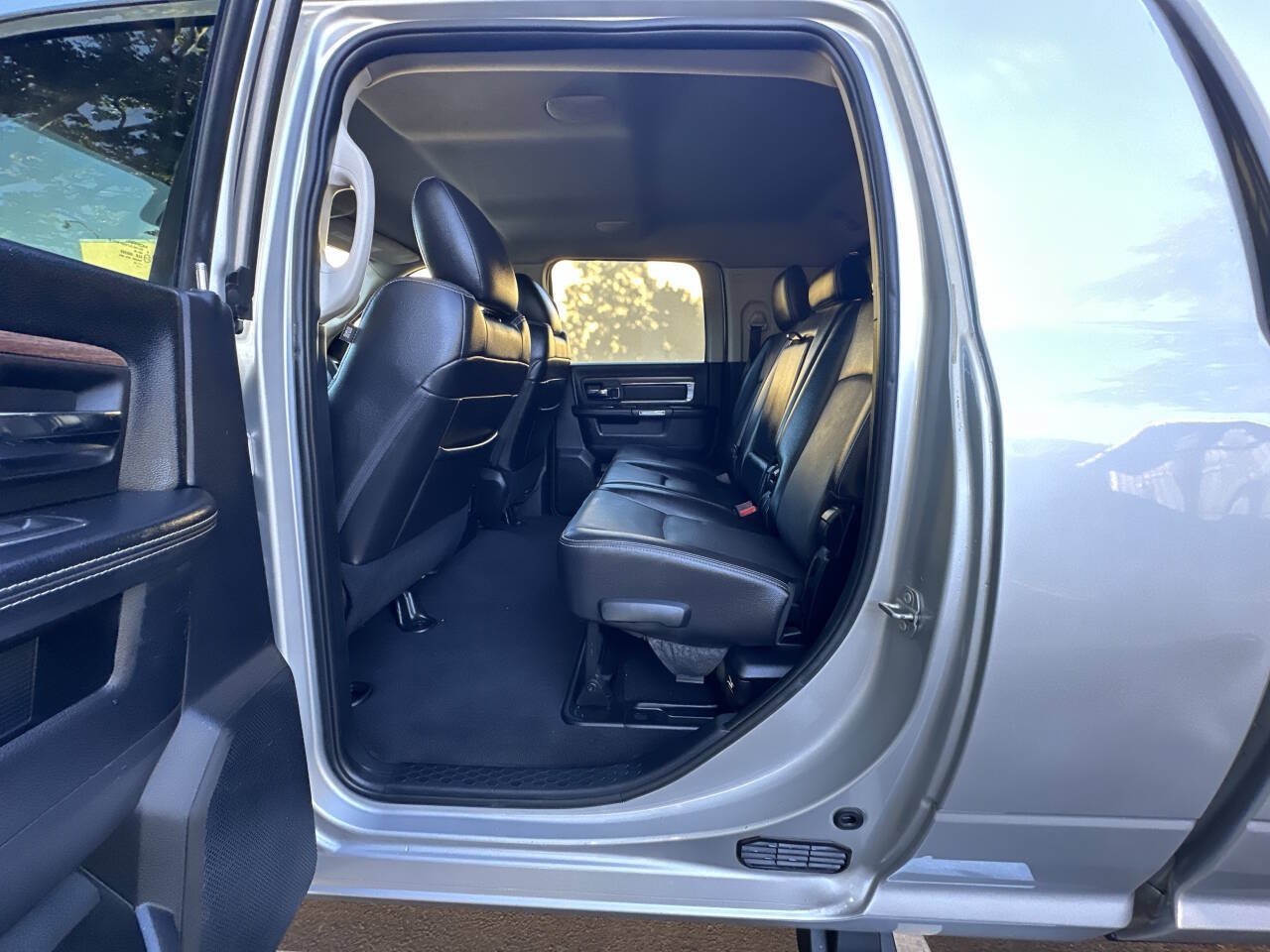 Used 2016 RAM 3500 Laramie w/ Convenience Group AWD/4WD image 14