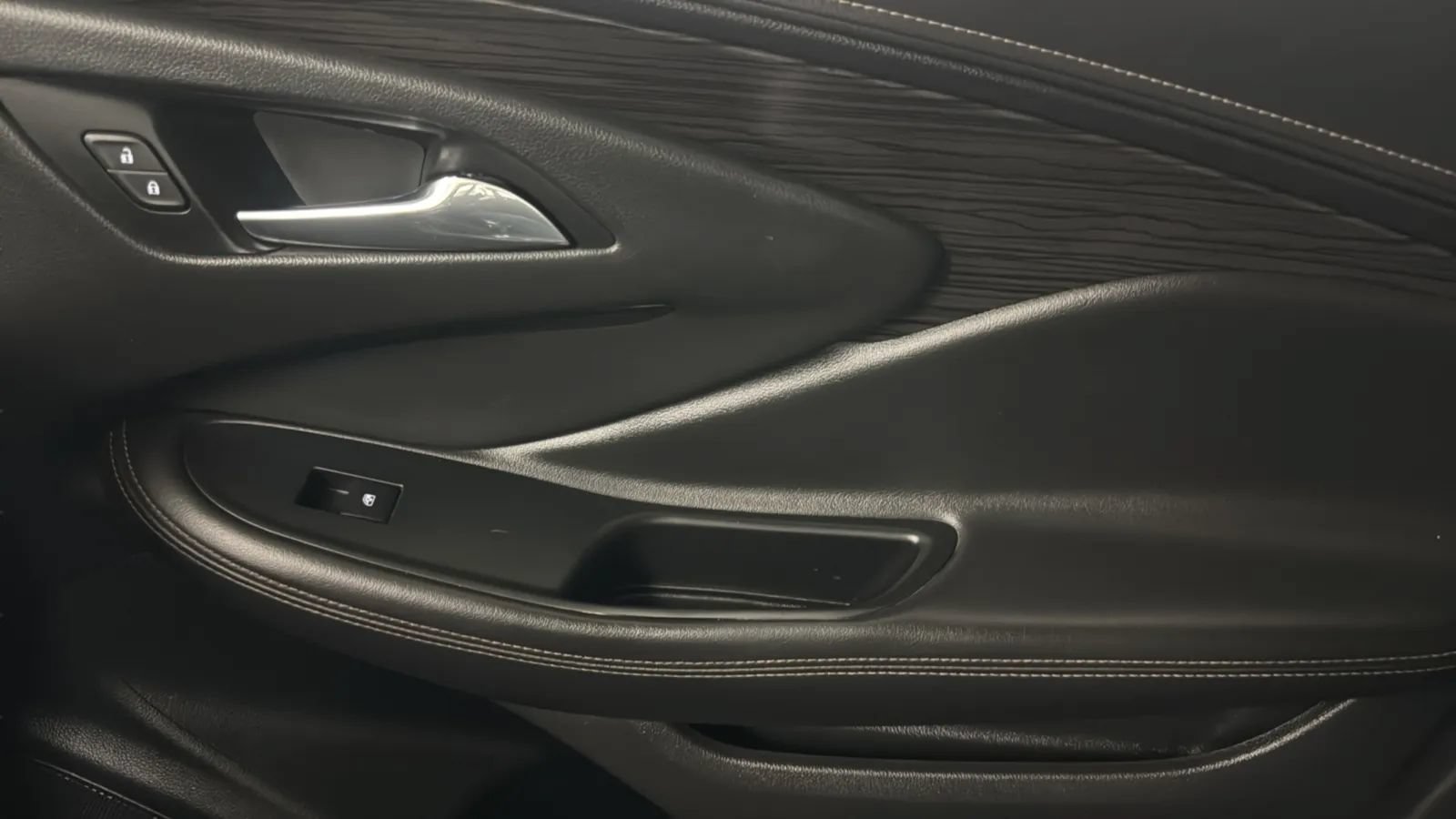 Used 2018 Buick Envision Essence AWD/4WD image 17
