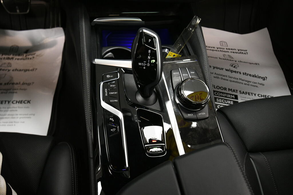 Used 2022 BMW M550i xDrive w/ Executive Package image 18