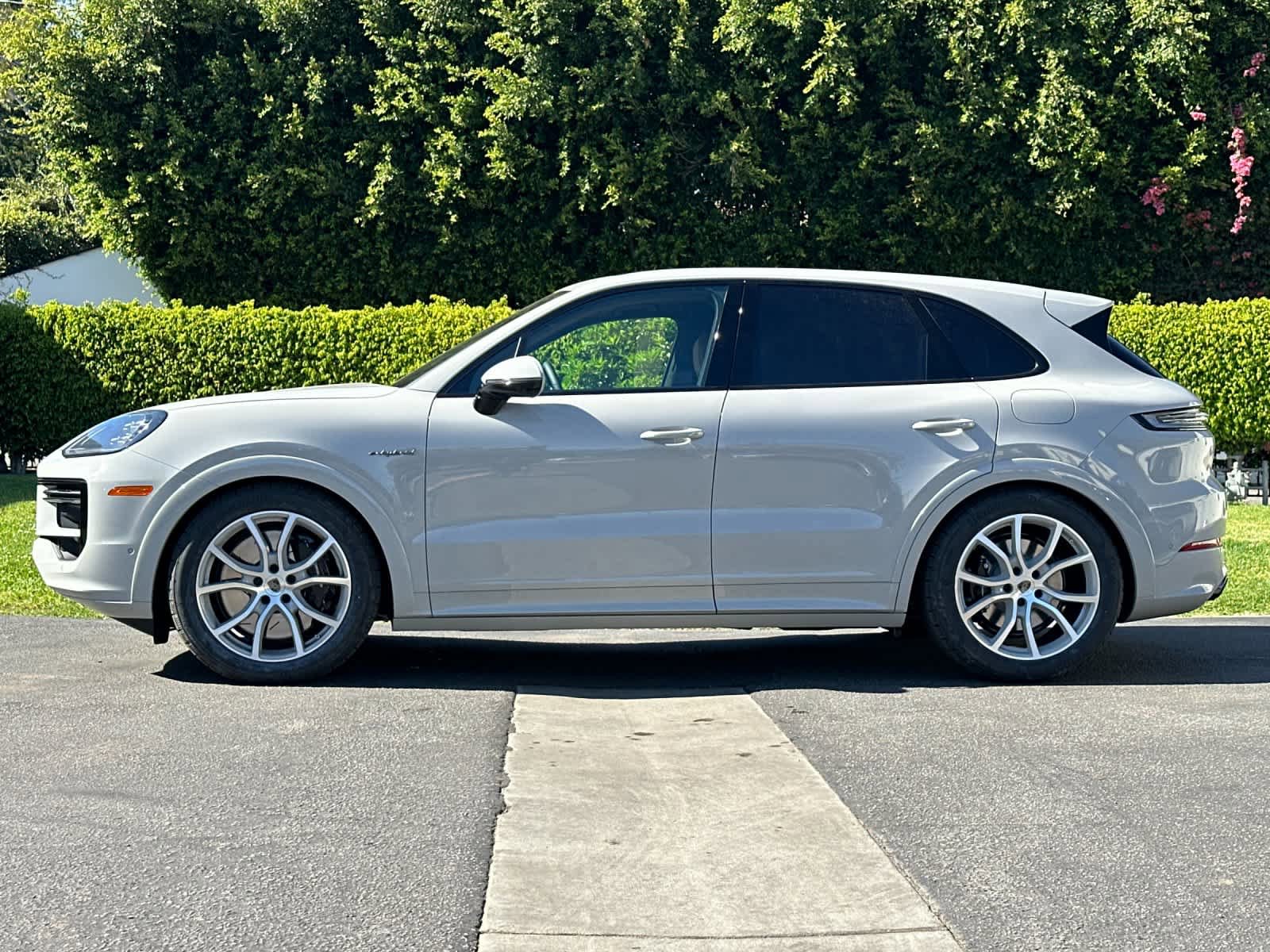 New 2026 Porsche Cayenne Turbo AWD/4WD image 2