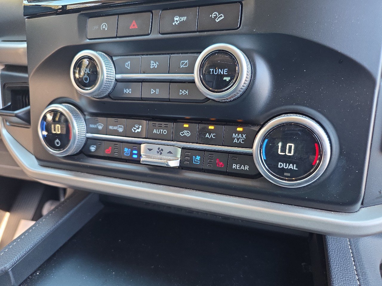 Used 2024 Ford Expedition XLT AWD/4WD image 5
