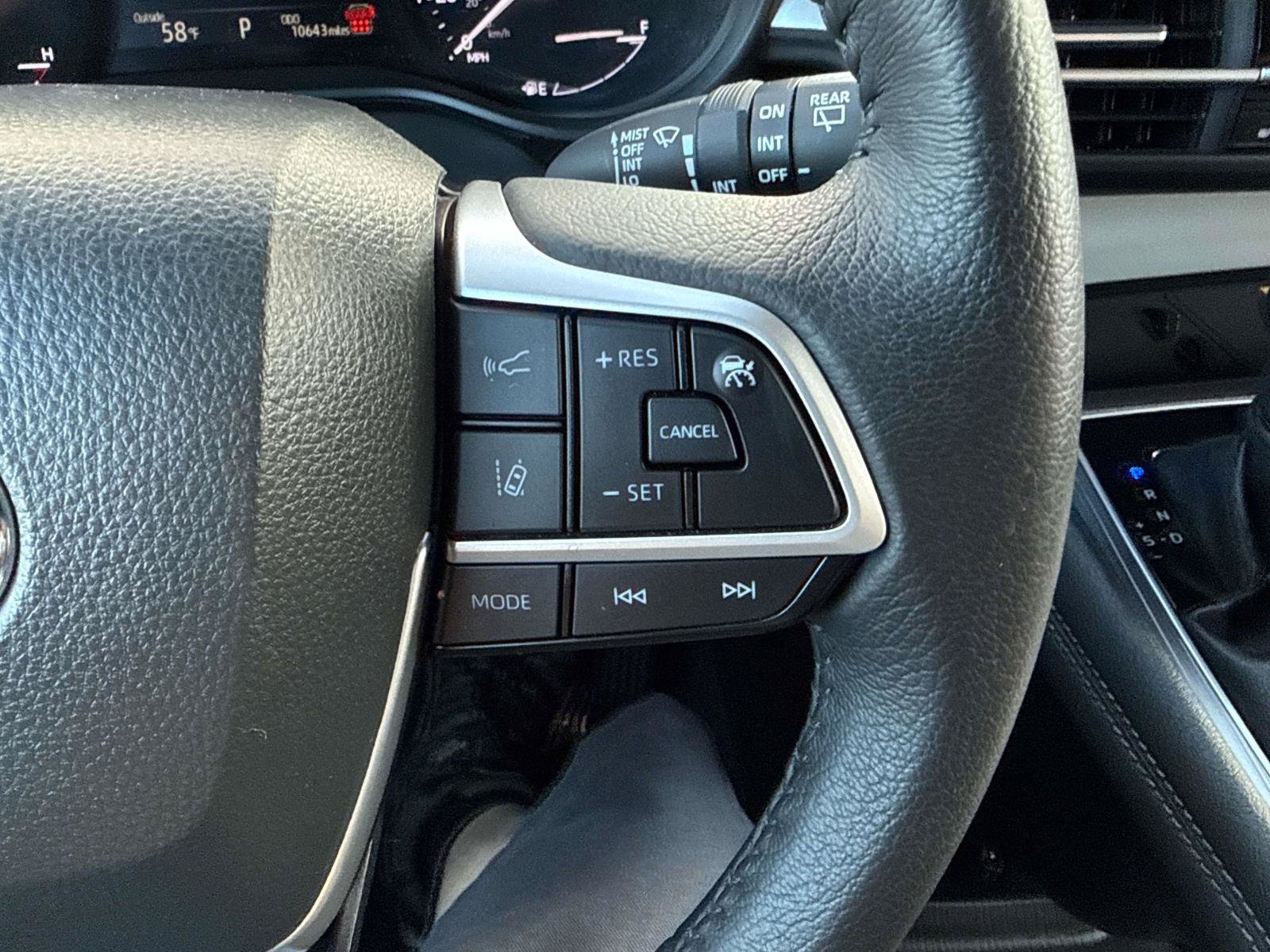 Used 2025 Toyota Sienna XLE FWD image 27