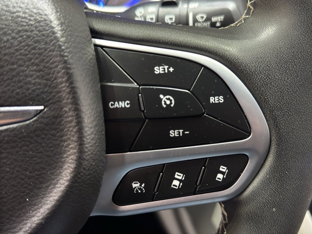 Used 2024 Chrysler Pacifica Touring-L image 25