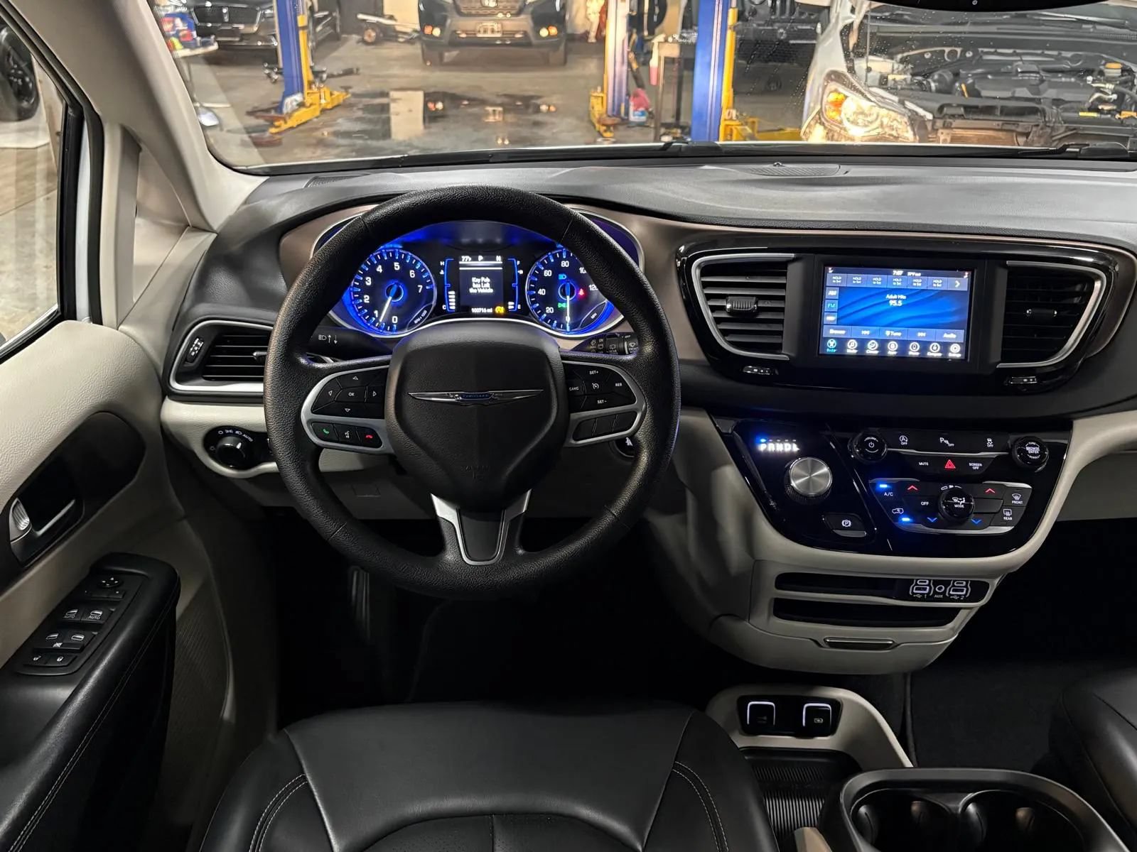 Used 2021 Chrysler Voyager Lxi FWD image 18