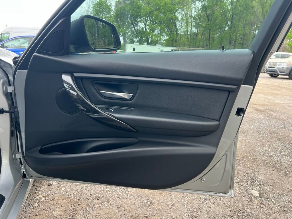 Used 2018 BMW 320i xDrive Sedan AWD/4WD image 16