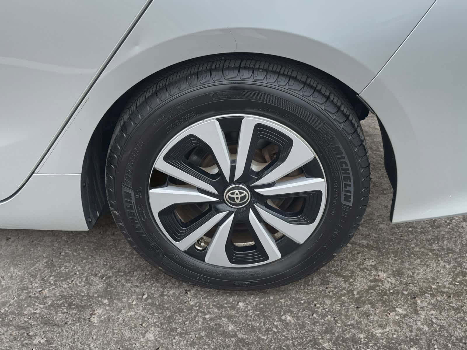 Used 2018 Toyota Prius Prime Premium FWD image 14