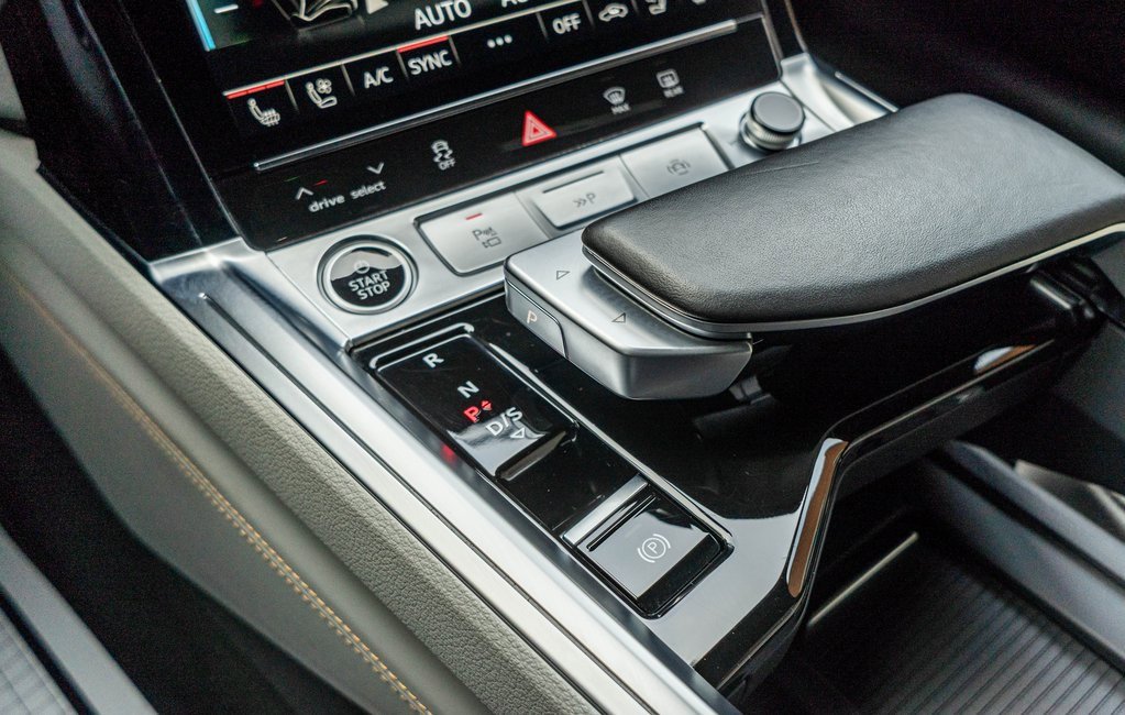 Used 2024 Audi Q8 e-tron Prestige image 9