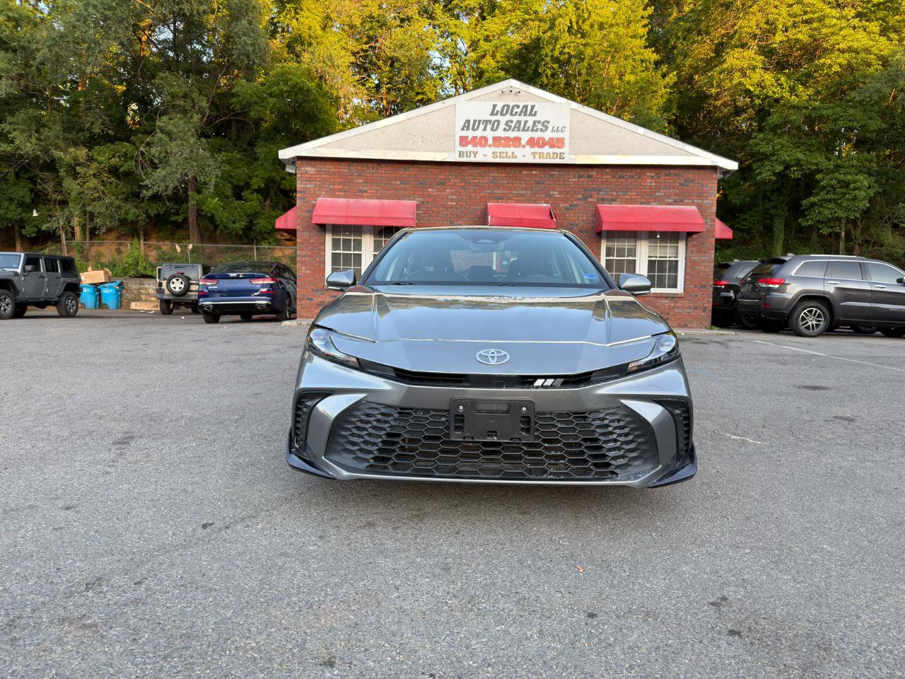 Used 2025 Toyota Camry SE w/ Convenience Package FWD image 2