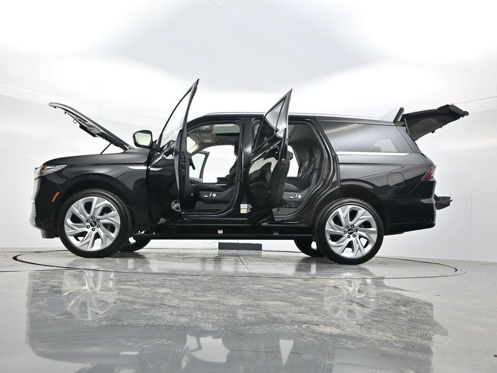Used 2025 Lincoln Navigator Reserve image 64