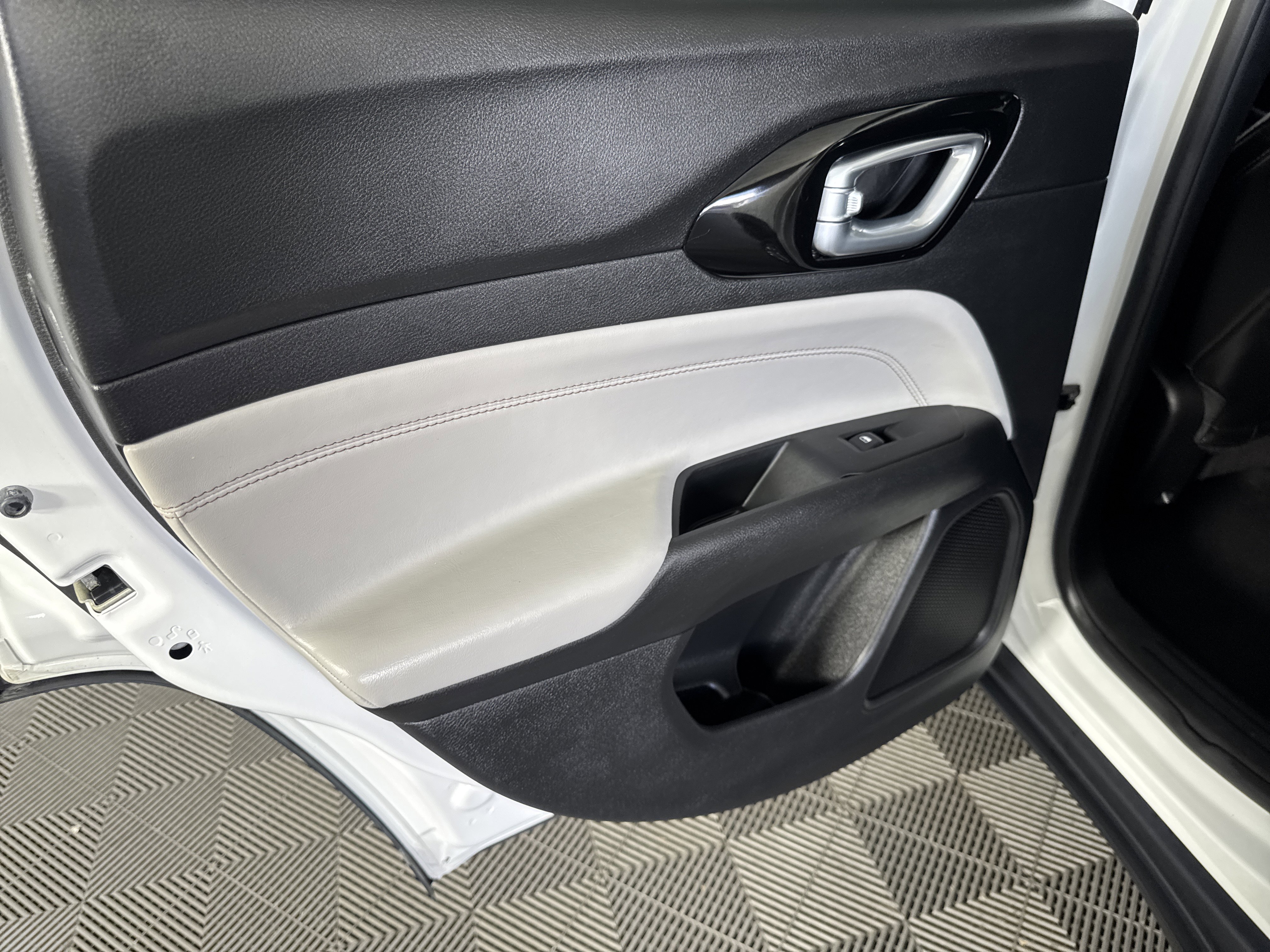 Used 2022 Jeep Compass Limited image 17