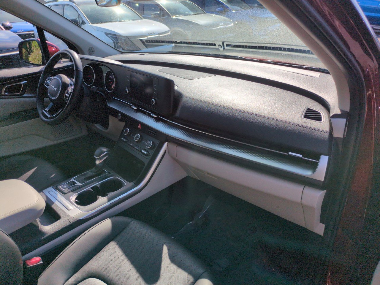 Used 2023 Kia Carnival LX FWD image 45
