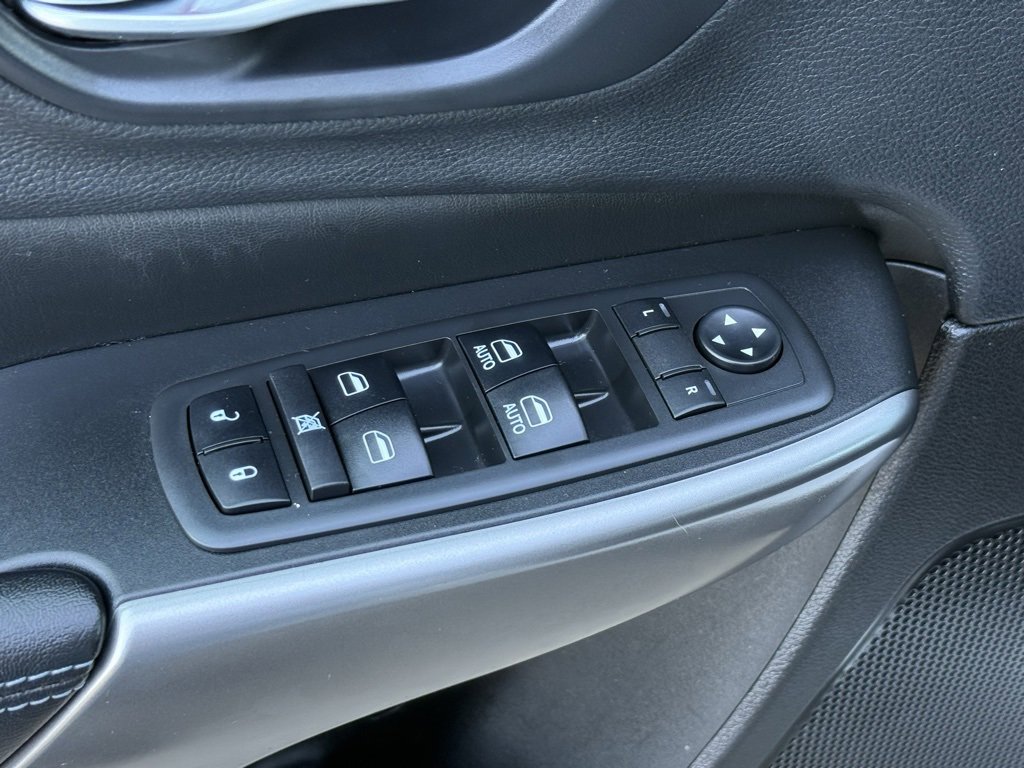 Used 2019 Jeep Cherokee Latitude Plus image 11