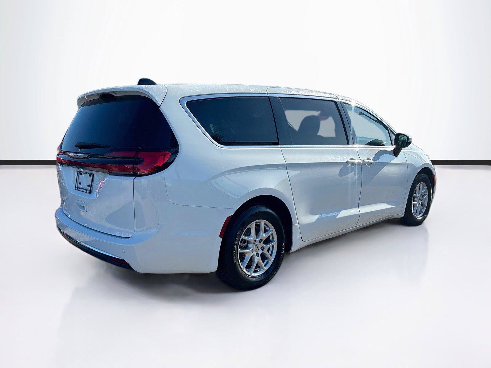 Used 2023 Chrysler Pacifica Touring-L FWD image 7