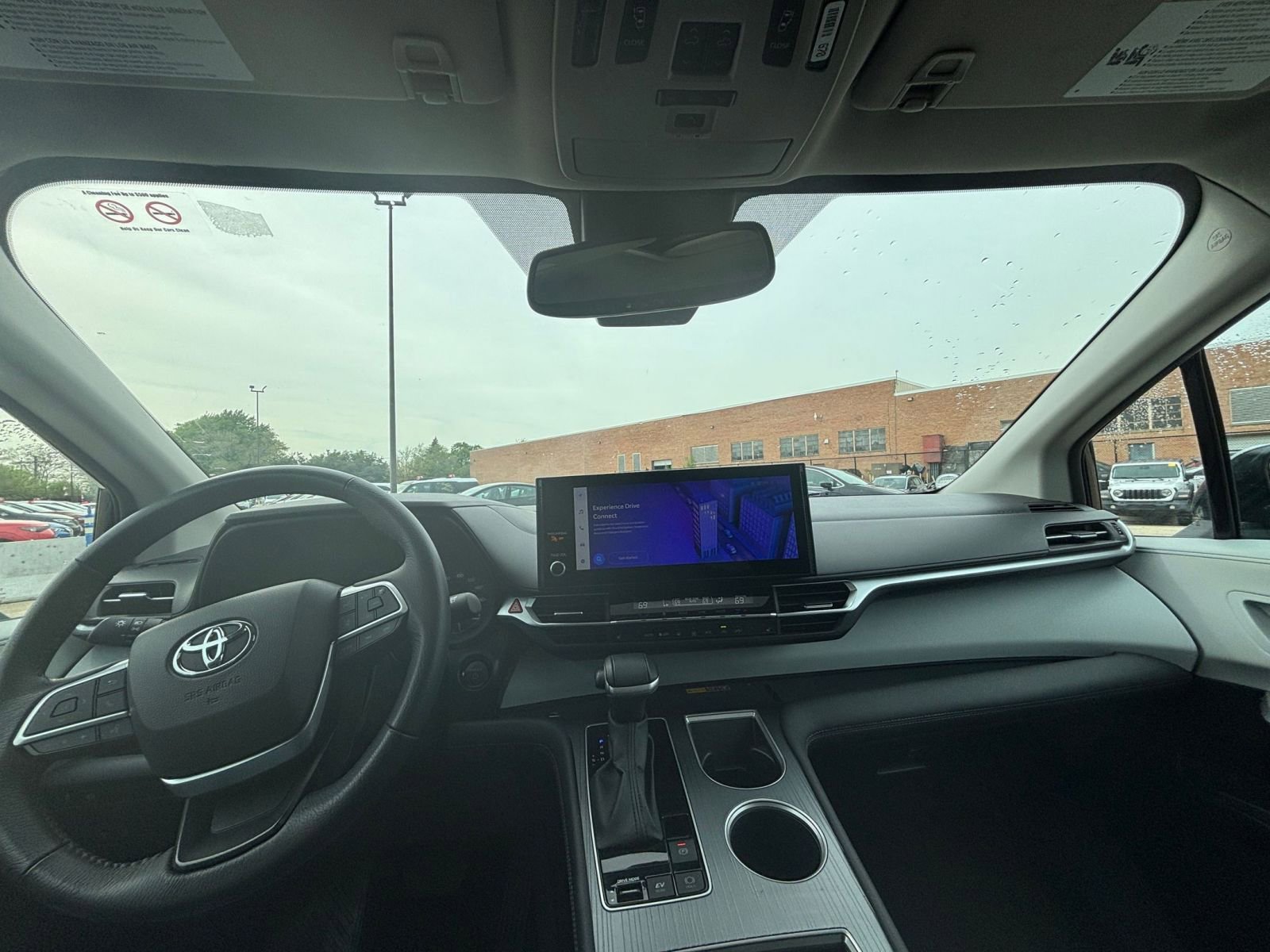 Used 2025 Toyota Sienna XLE FWD image 36