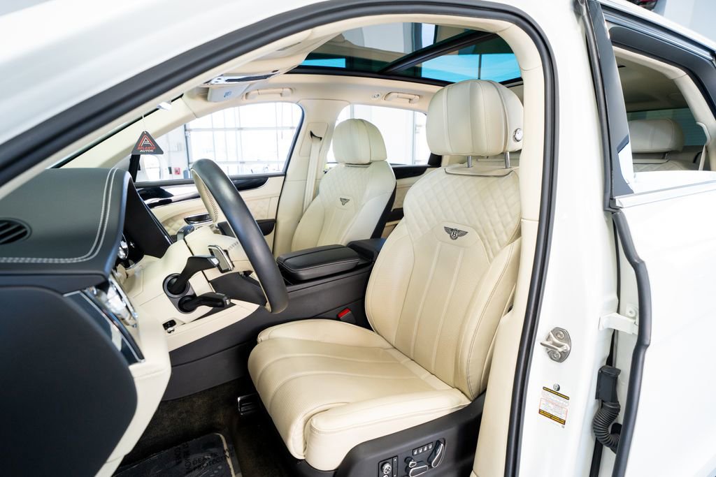Used 2021 Bentley Bentayga Plug-In Hybrid image 34