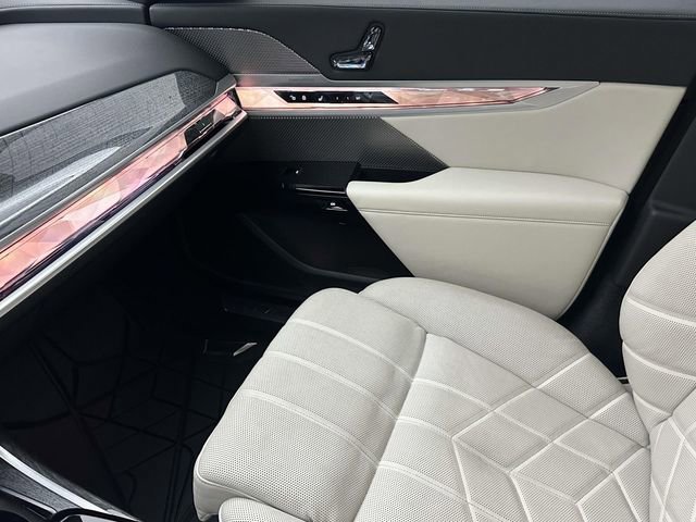 Certified 2023 BMW 760i xDrive AWD/4WD image 38
