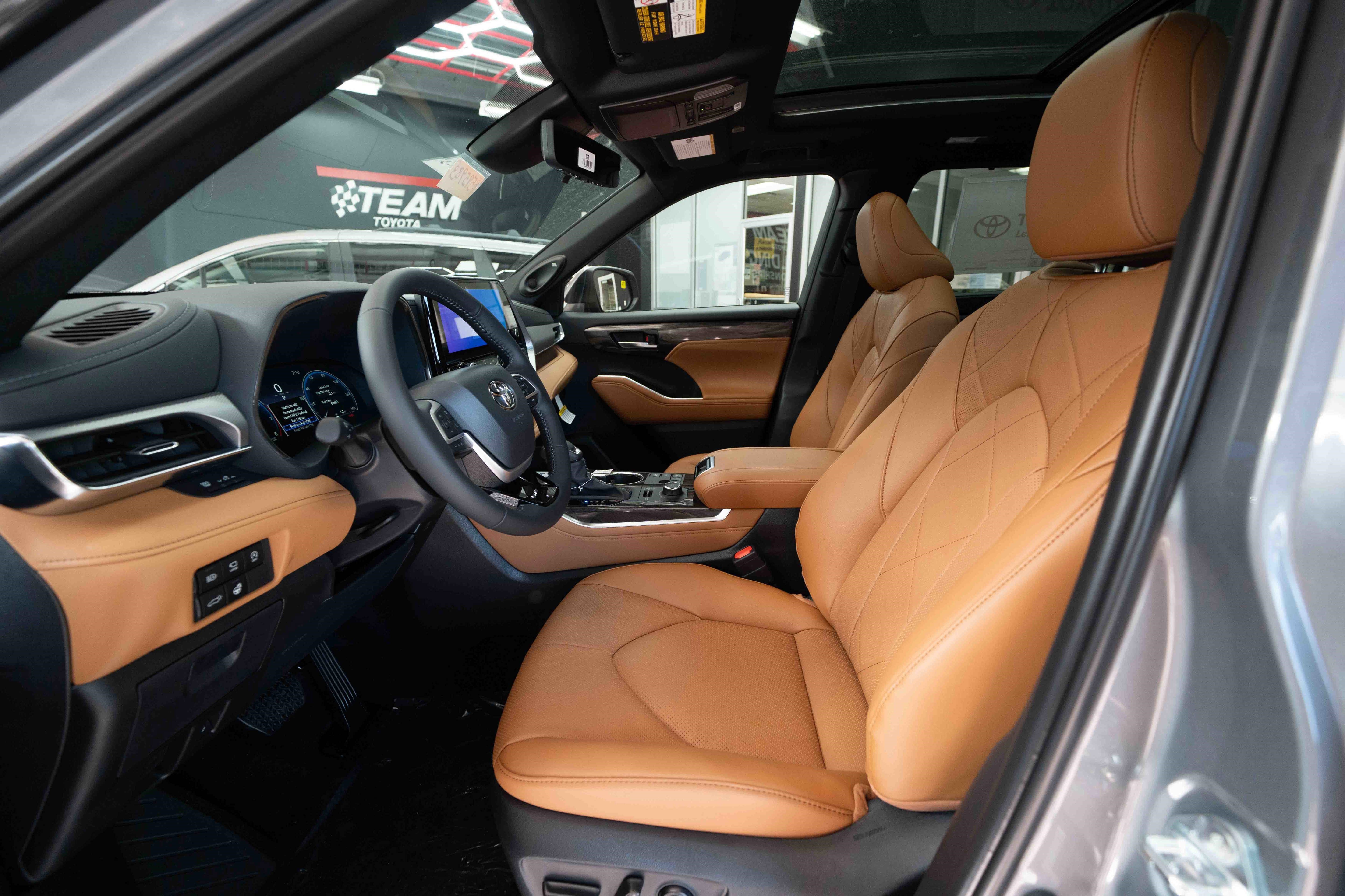 New 2026 Toyota Highlander Platinum image 9