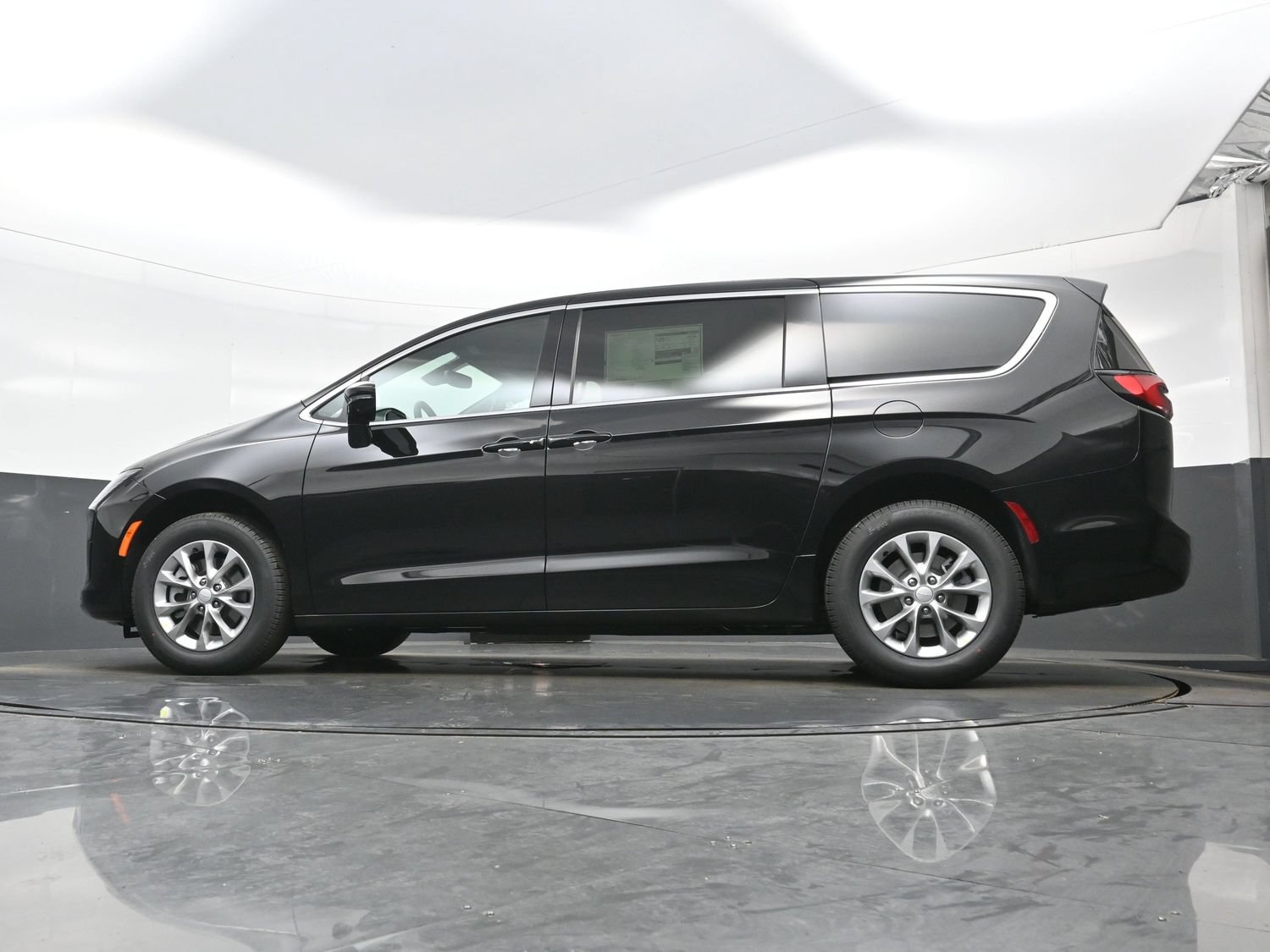 New 2027 Chrysler Pacifica Select AWD/4WD image 16