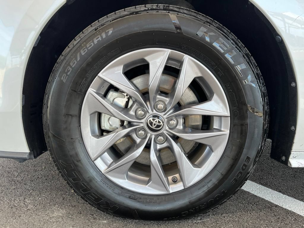 Used 2025 Toyota Sienna XLE FWD image 12