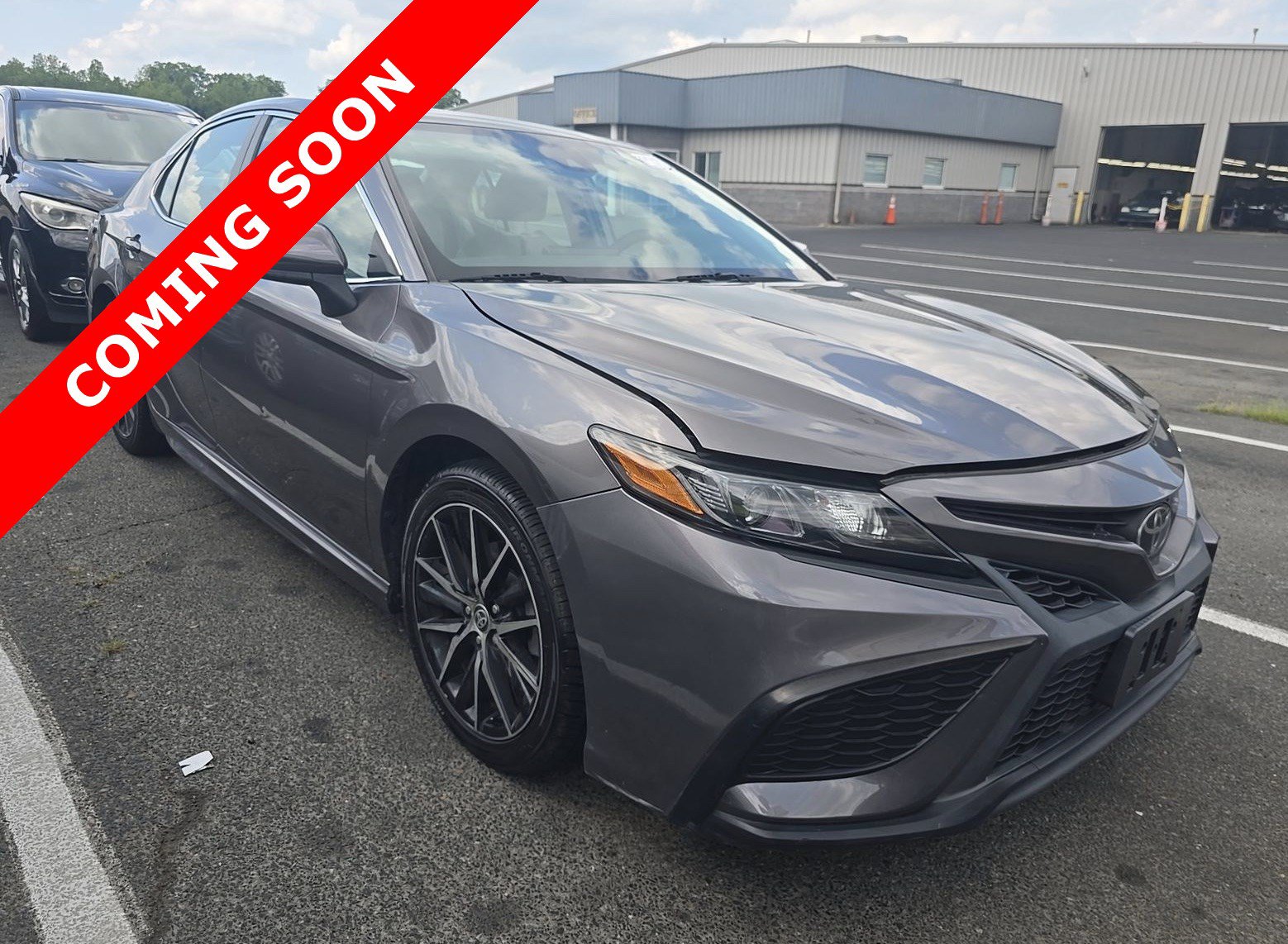 Used 2021 Toyota Camry SE FWD image 3