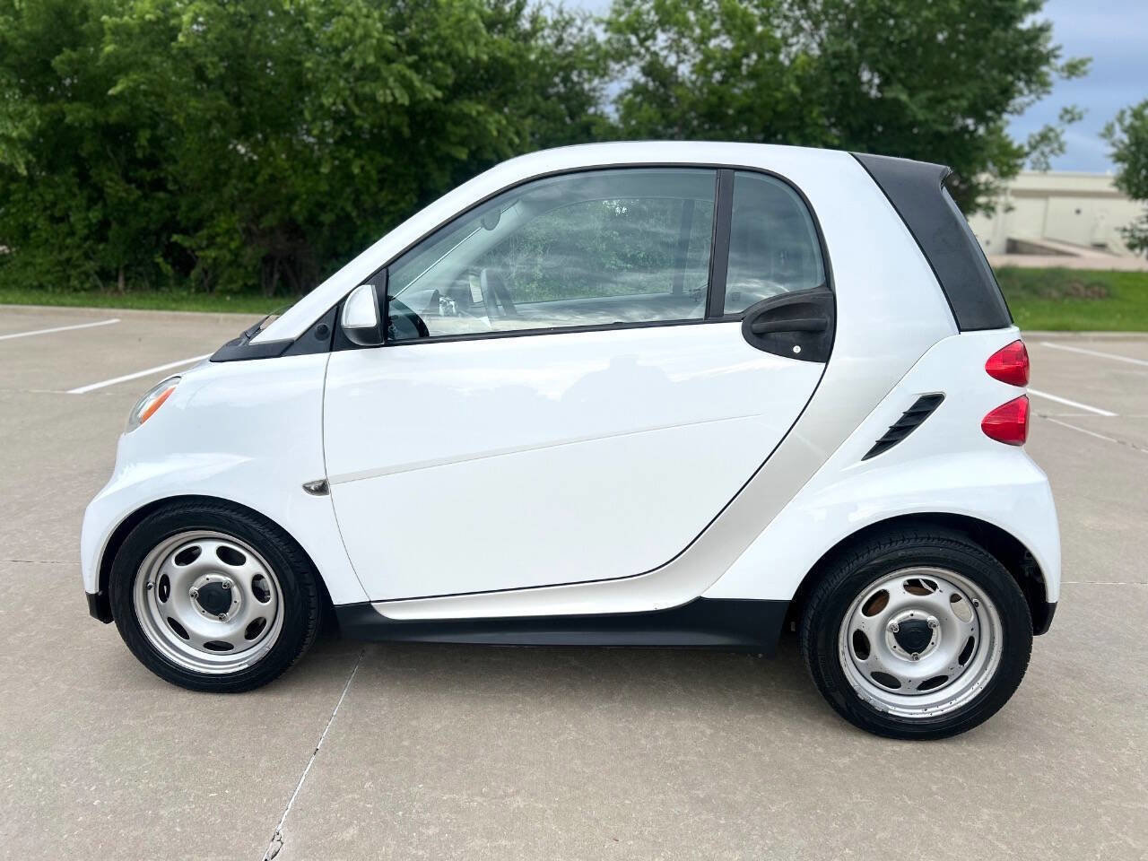 Used 2014 smart fortwo pure RWD image 9