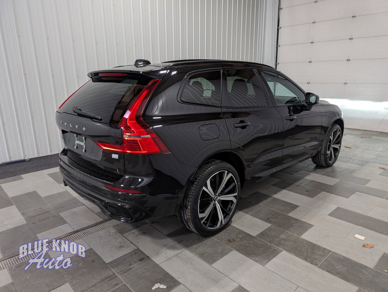 Used 2022 Volvo XC60 T8 R-Design w/ Advanced Package image 4