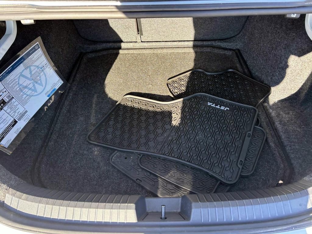 Used 2024 Volkswagen Jetta Sport image 7