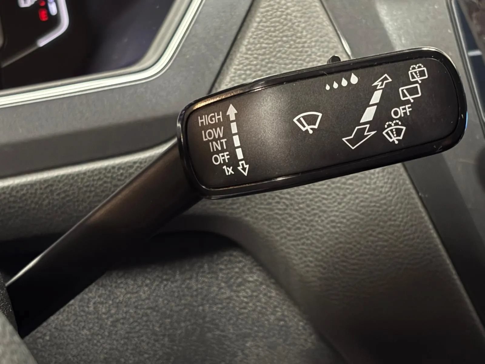 Used 2020 Volkswagen Tiguan SEL AWD/4WD image 37