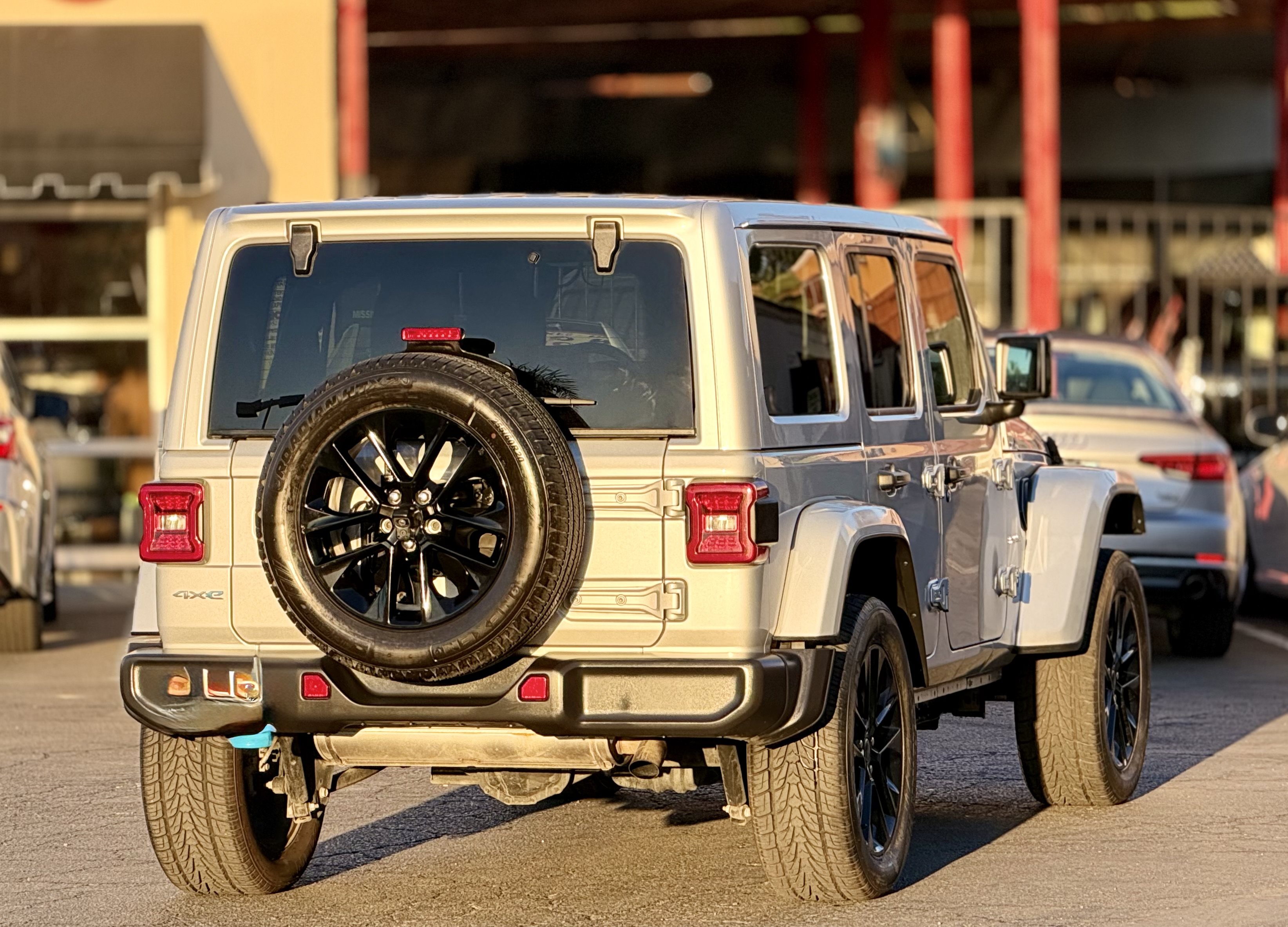 Used 2024 Jeep Wrangler Unlimited Sahara AWD/4WD image 16