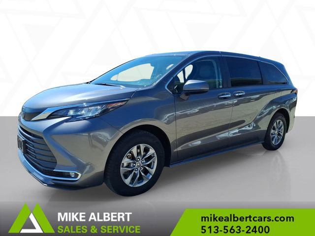Used 2023 Toyota Sienna XLE FWD image 3