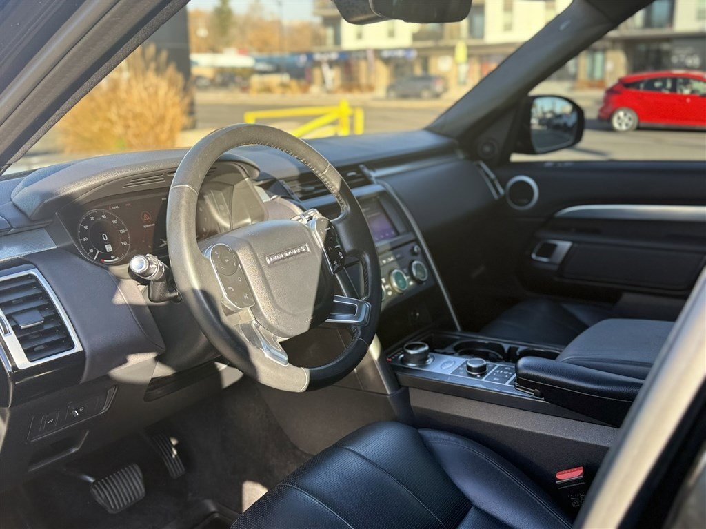 Used 2020 Land Rover Discovery Landmark image 12