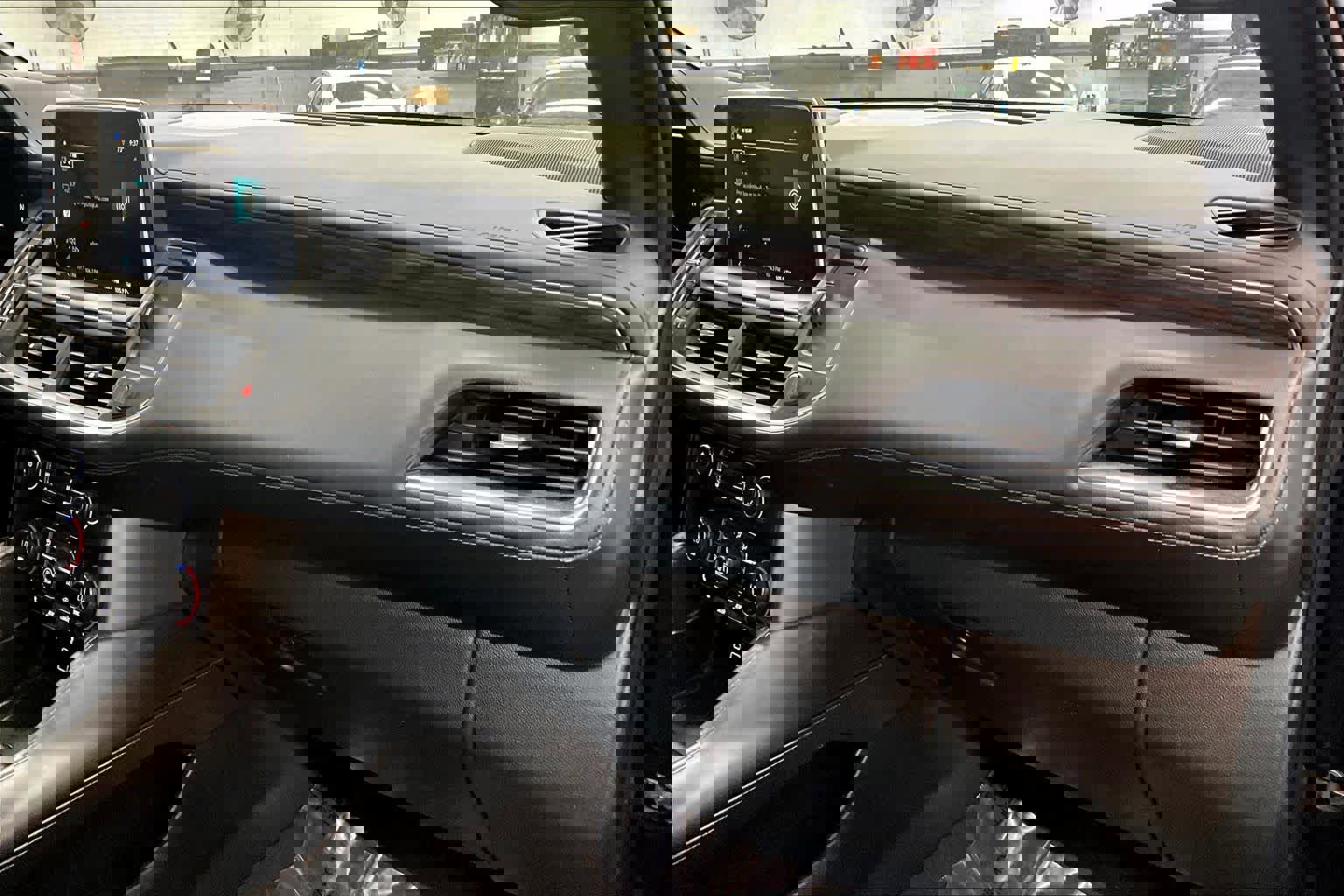 Used 2022 Chevrolet Suburban LT image 18