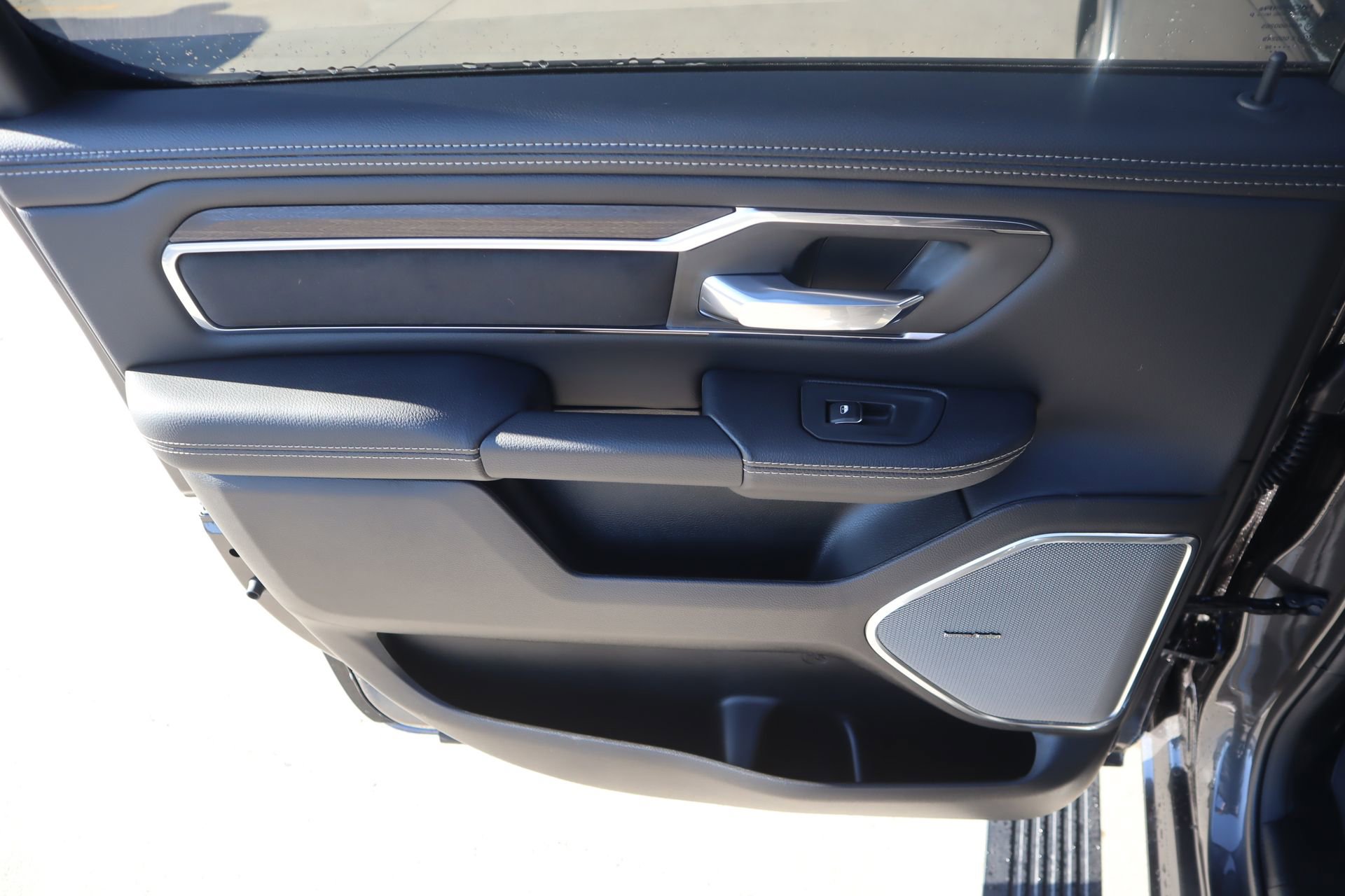 New 2026 RAM 1500 Laramie AWD/4WD image 18