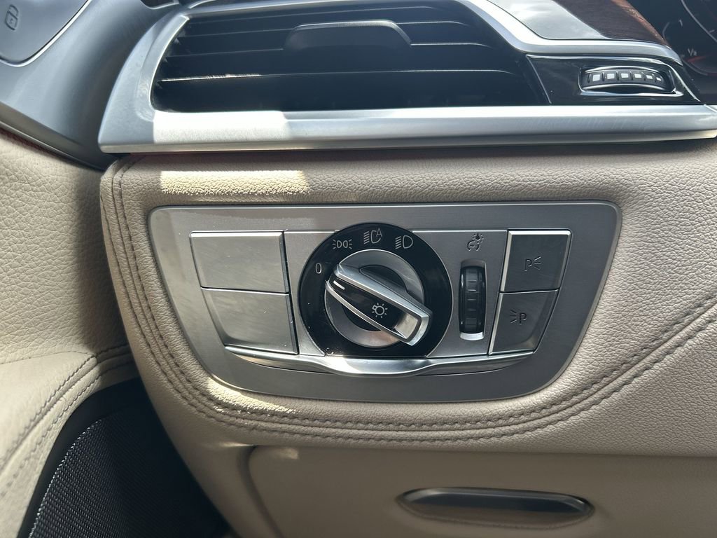 Used 2022 BMW 740i image 28