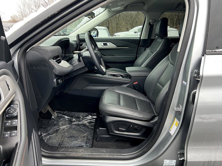 Used 2025 Ford Explorer Active w/ Active Comfort Package image 15