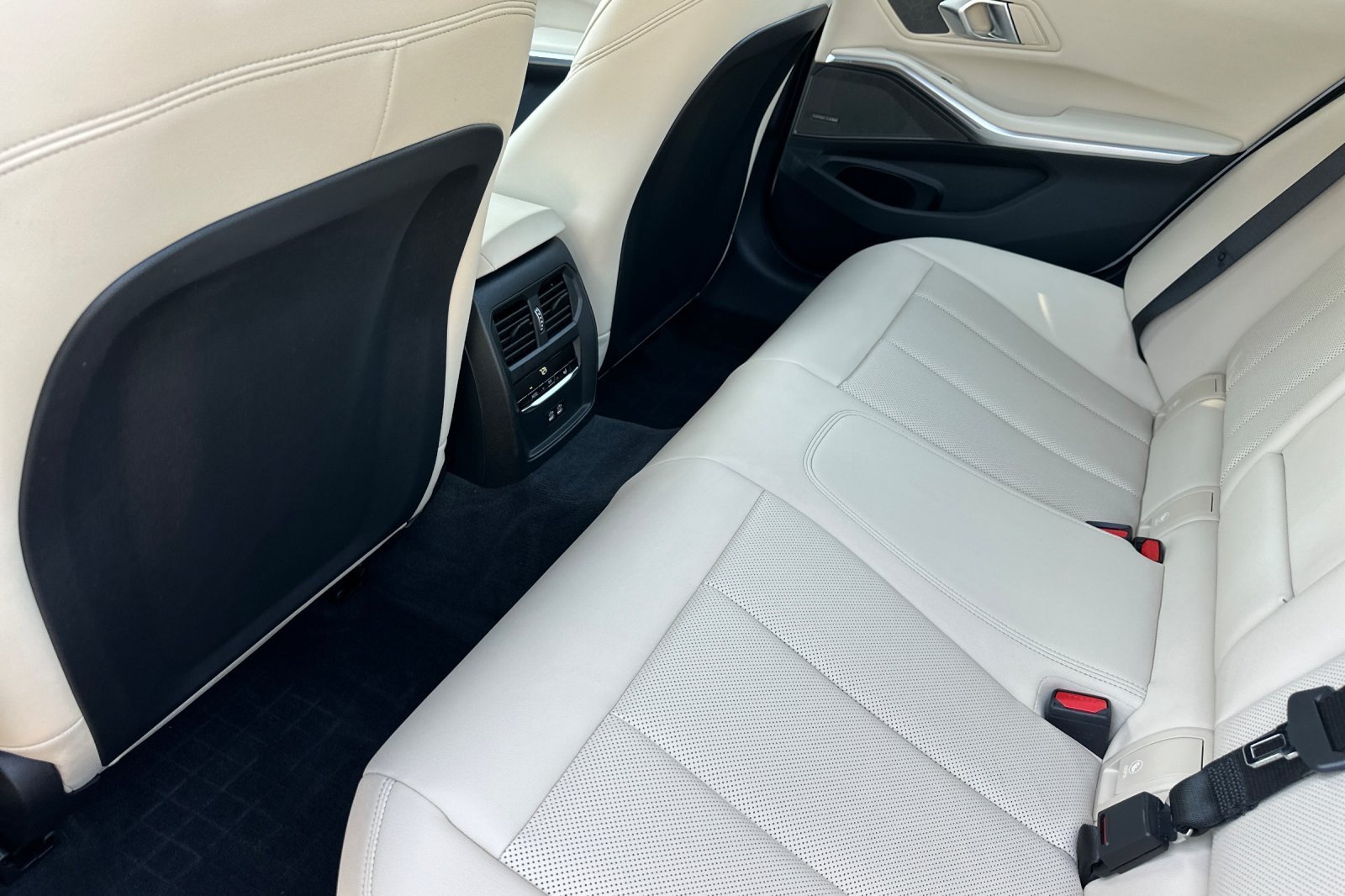 Used 2026 BMW 330i Sedan w/ Premium Package RWD image 11