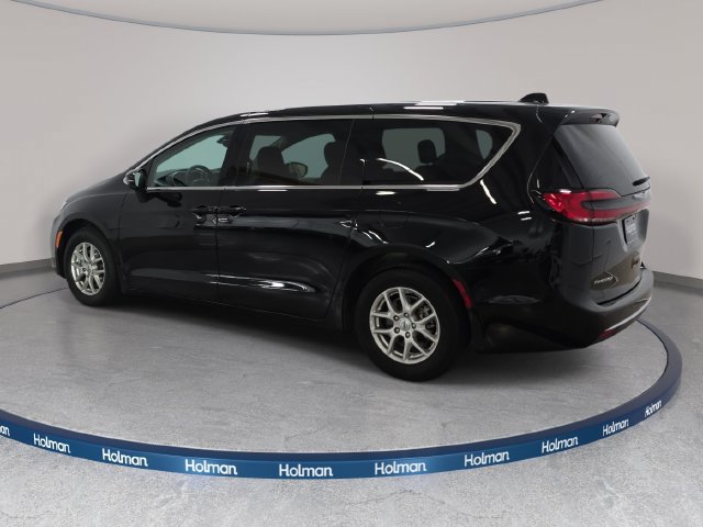 Used 2024 Chrysler Pacifica Touring-L FWD image 8